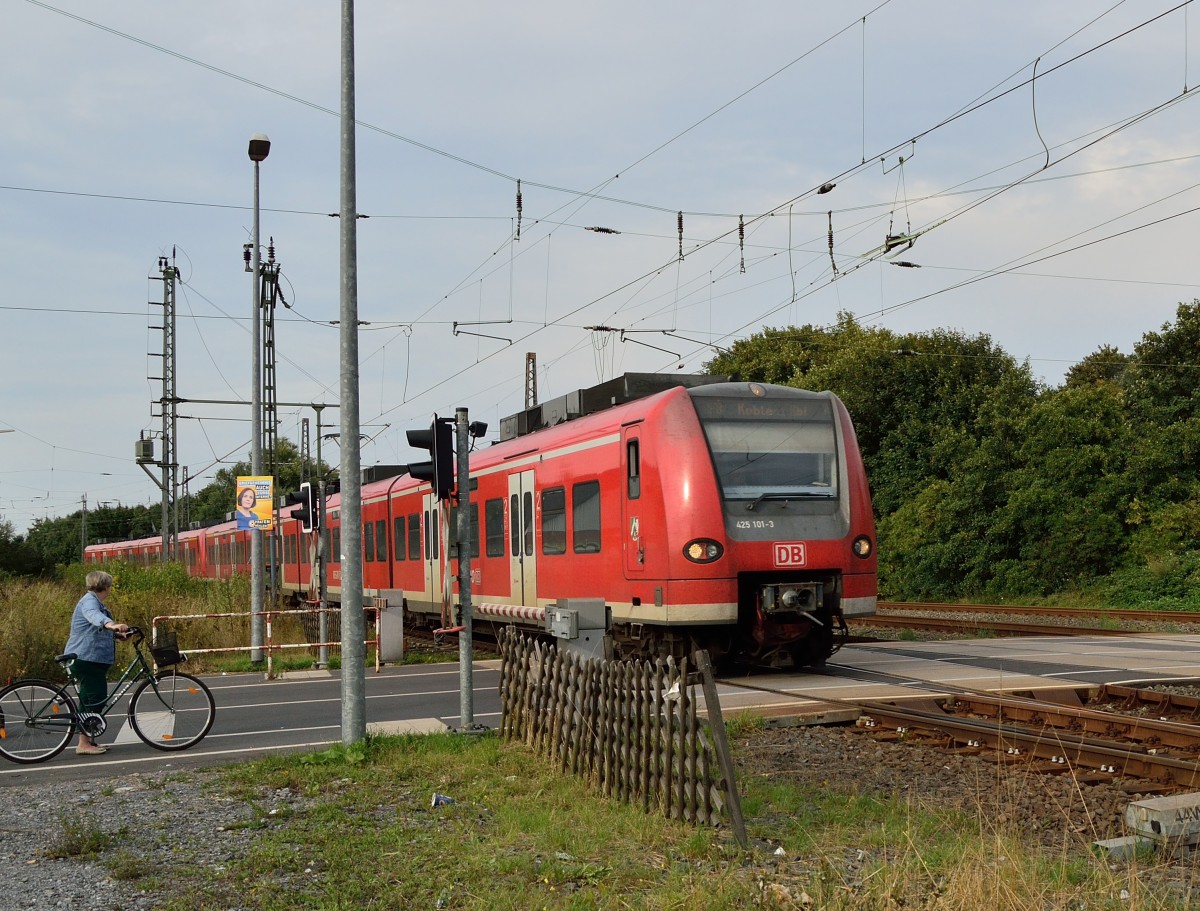 Eine vom 425 101-3 gefhrte RE 8 ist hier in Richtung Koblenz fahrend am B Blumenstrae zu sehen. 30.8.2013