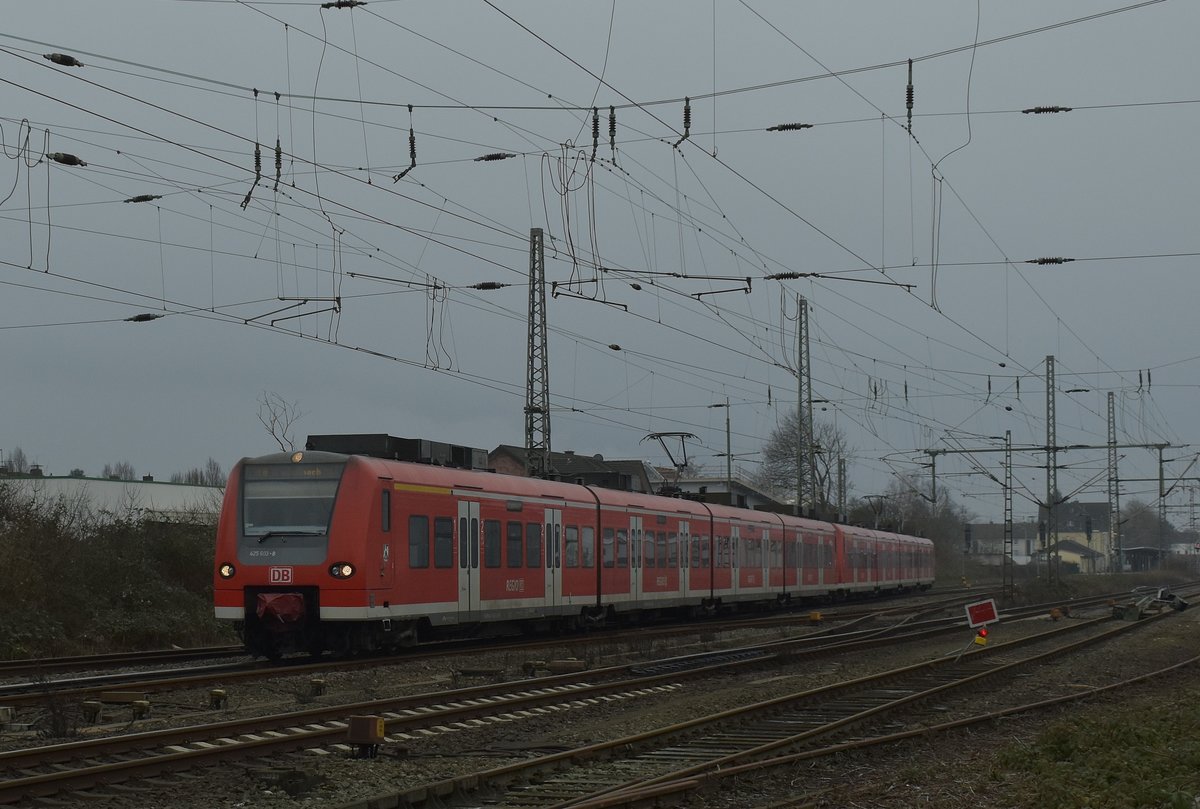 Eine vom 425 603-8 geführte RE8 verlässt Grevenbroich gen Mönchengladbach Hbf am Samstag den 7.1.2017. Rechts im Bild ist noch die Sperrtafel samt dem gefällten Signal zu sehen, das Dennis Fiedler(ID 987063) schon vor Tagen gezeigt hat. Der Trafozug hat es ja umgelegt.