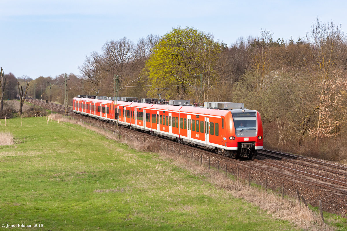 Eine 425er-Doppelgarnitur auf Überführungsfahrt ist in Richtung BW München-Steinhausen unterwegs bei Oberschleißheim. 11.04.2018
