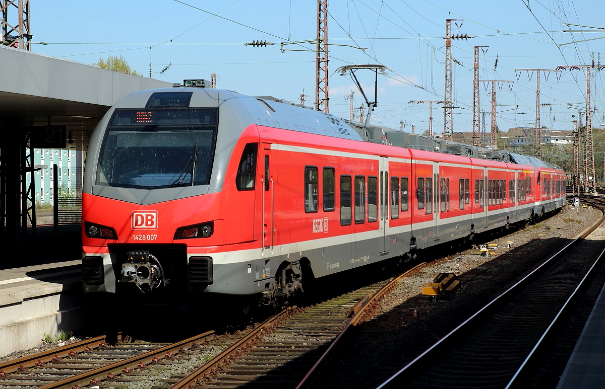 Eine 428-Doppeltraktion mit 428 507 am Schluß verläßt am 15.04.2015 Essen Hbf. in Richtung Münster