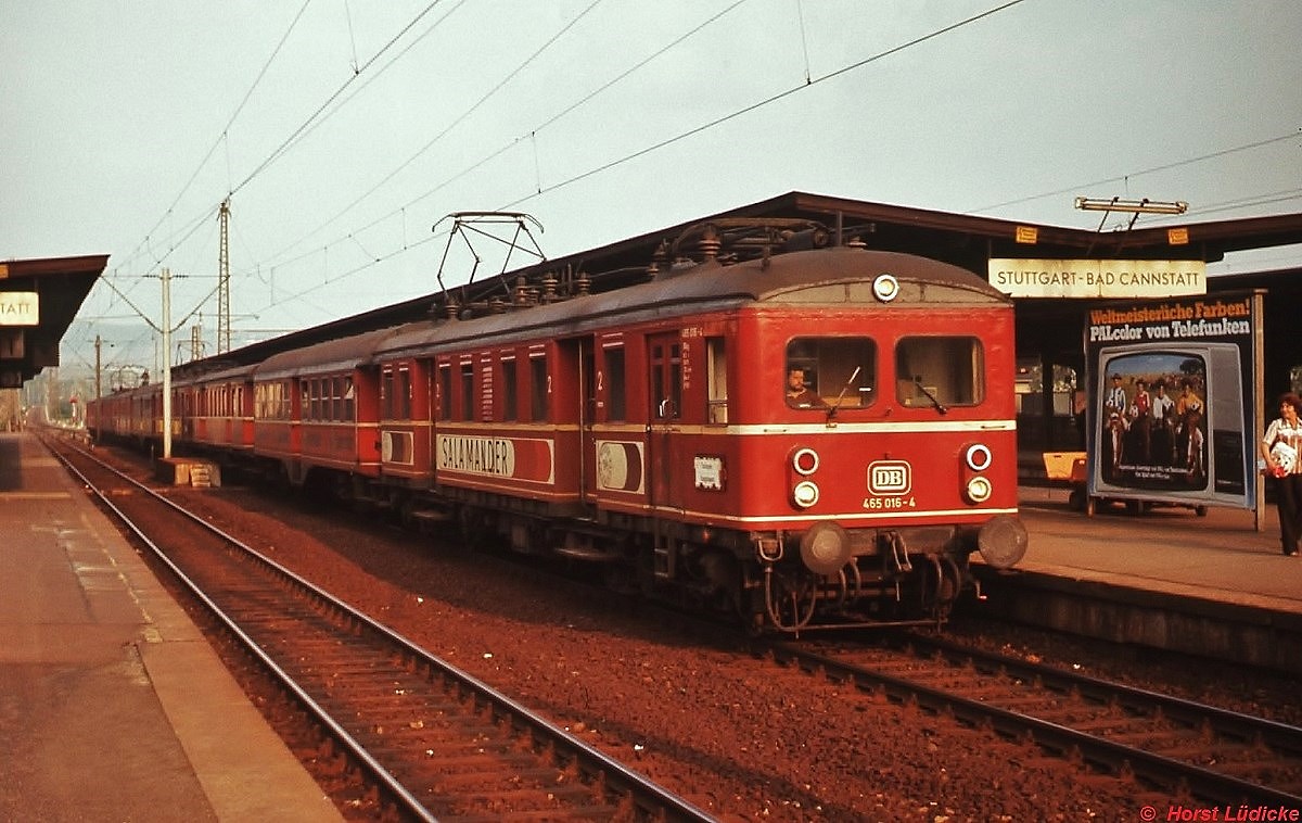 Eine 465-Dreifach-Garnitur mit 465 016-4 an der Spitze fhrt im Mai 1978 in Stuttgart-Bad Cannstadt ein. Die Triebwagen waren ab 1933 fr den Stuttgarter Vorortverkehr beschafft worden. Wenige Monate nach dieser Aufnahme, im September 1978, wurden die letzten 465 ausgemustert. Wie man am Werbeplakat sieht, stellten damals Telefunken-Farbfernseher das technische Non-Plus-Ultra dar (und bei drei Fernsehprogrammen war  Bonanza  ein Highlight).