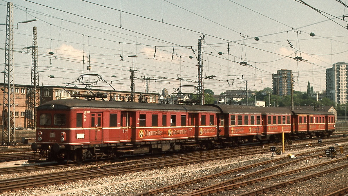 Eine 465-Garnitur im Gleisvorfeld des Stuttgarter Hauptbahnhofes im Mai 1978. Mit der Aufnahme des S-Bahn-Betriebes im September des gleichen Jahres endete der jahrzehntelange Einsatz dieser Baureihe im Stuttgarter Vorortverkehr.