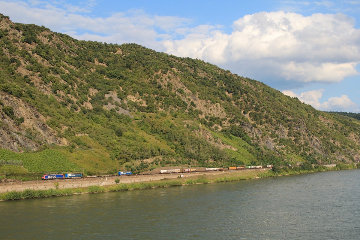 Eine 482 der SBB Cargo zieht einen Güterzug in Richtung Koblenz, Oberwesel am 21. August 2014.