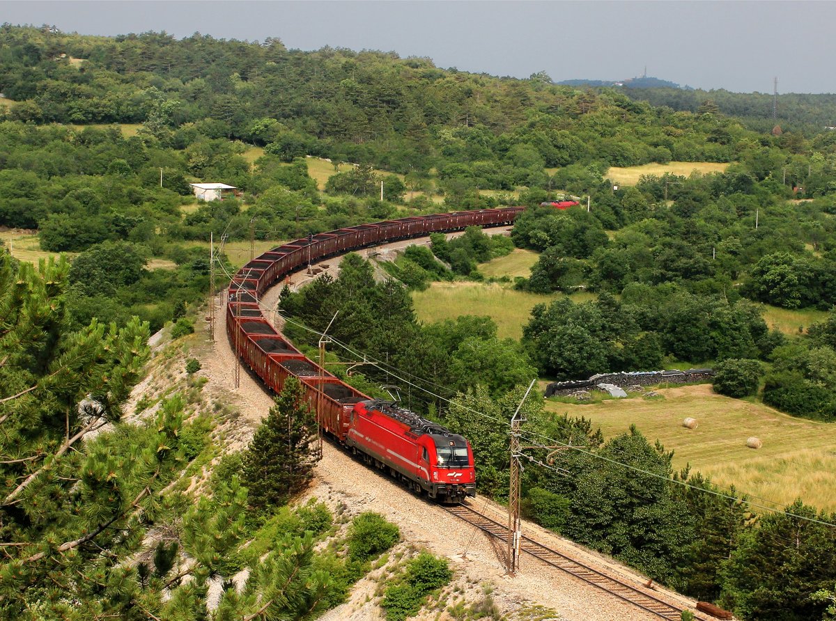 Eine 541 mit einem Kohlezug am 26.06.2016 unterwegs bei Crnotice.