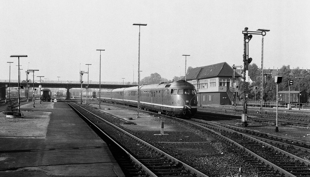Eine 612-Garnitur kommt aus der Abstellgruppe und wird zur Fahrt als Eilzug nach Lüneburg bereitgestellt. Lübeck Hbf, 25.9.1981. 