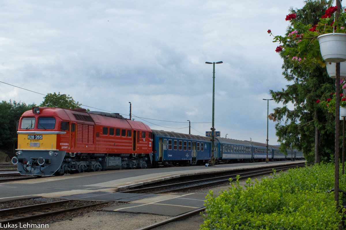 Eine 628 265 steht in Tapaolca mit einem Schnellreisezug, und wartet bis sie in Richtung Budapest abfahren kann.