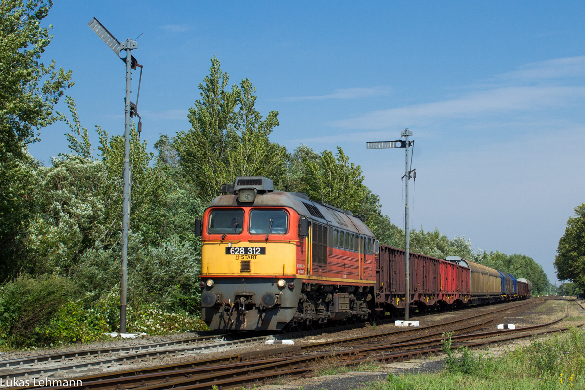 Eine 628 312 zieht einen Güterzug in Vaszar, 24.08.2015
