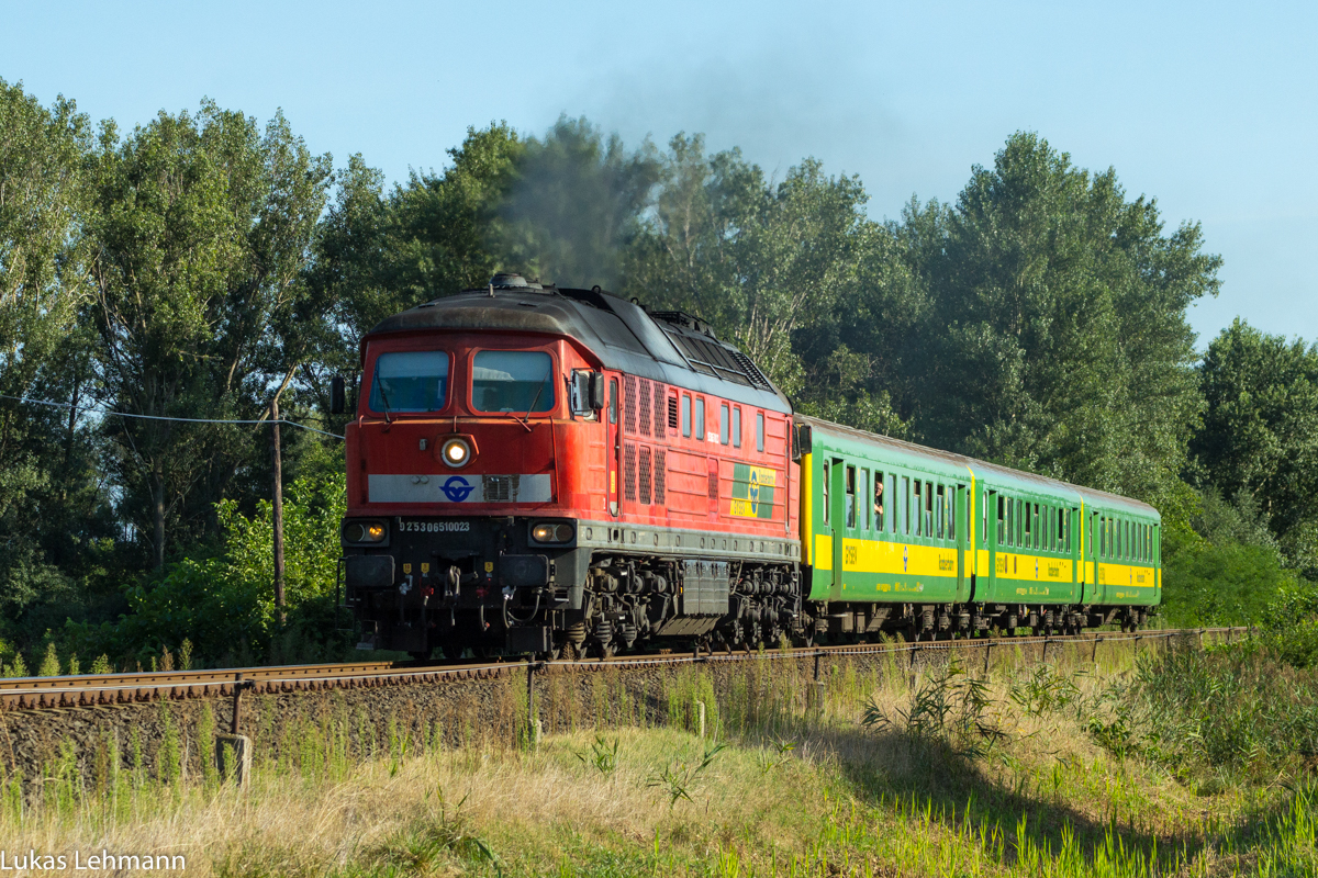 Eine 651-23 ehmals eine 232 543-9 rollt mit dem Schnellzug in Balatonederics in Richtung Tapolca, 26.08.2015