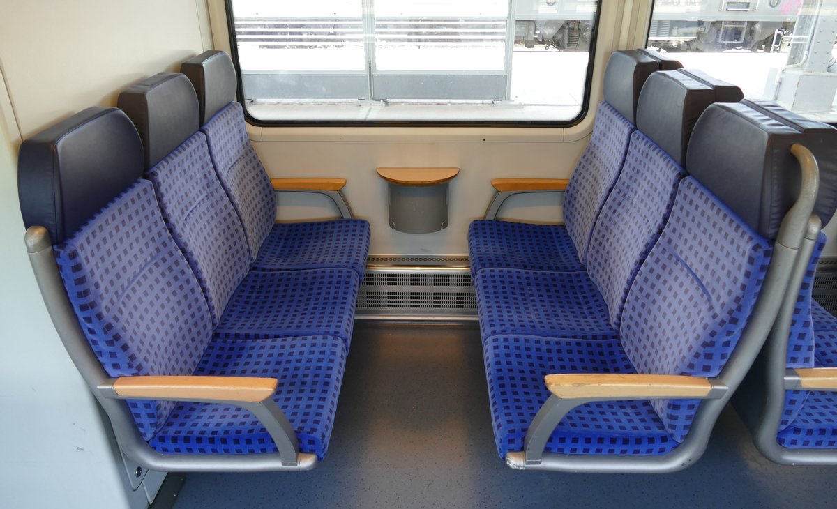 Eine 6er-Sitzgruppe in der sogenannten vis-a-vis-Bestuhlung eines Triebwagen der Baureihe 646 der Usedomer Bäderbahn GmbH. 
Aufgenommen im Mai 2018 in der RB23 Stralsund Hbd - Swinoujscie Centrum.