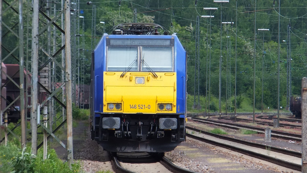 Eine abgestellte 146 521-0 mit einem Kesselwagenzug am Saarbrücker Güterbahnhof(31.05.2015)