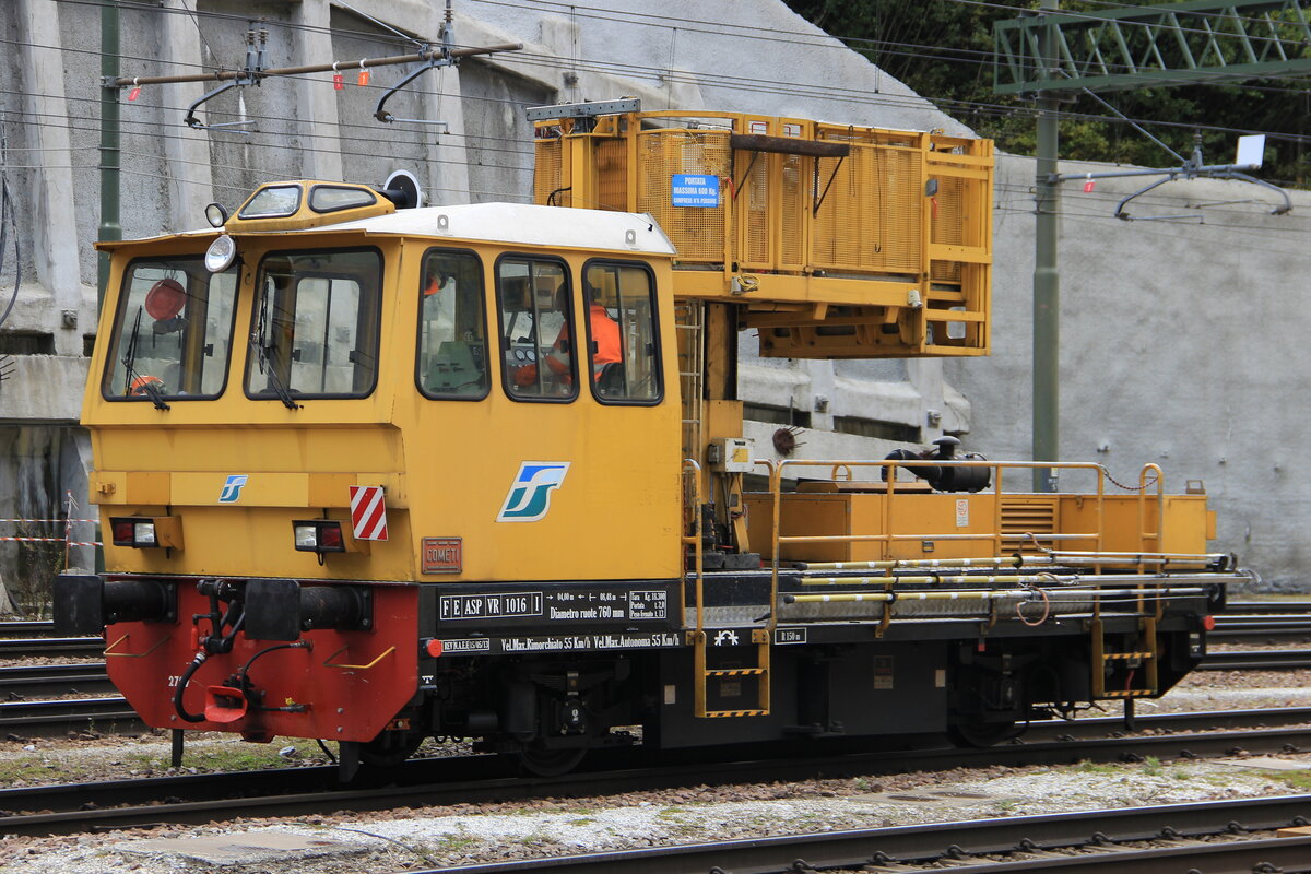 Eine abgestellte Baumaschine für Oberleitungen abgestellt am Bahnhof Brenner/Brennero. Aufgenommen am 22.09.2014