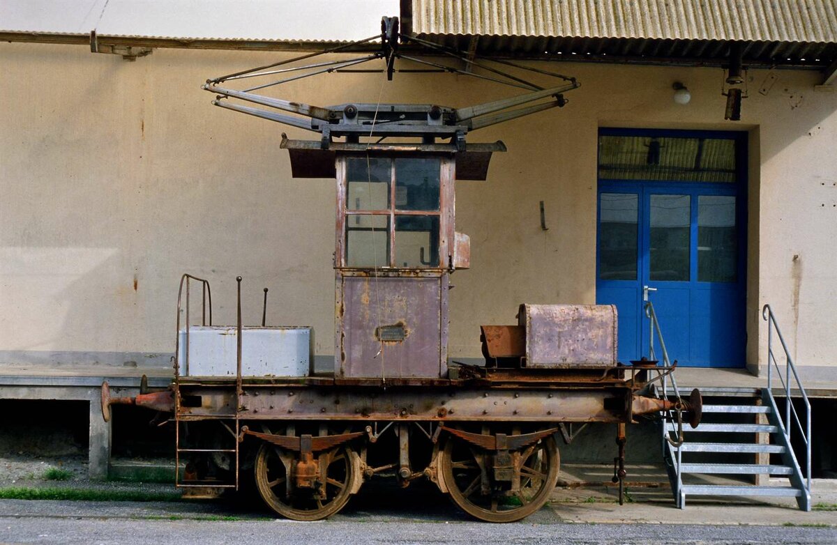 Eine abgestellte kleine Lok auf Rangiergleisen in Vevey gab einige Rätsel auf: Sie hatte etwas zu tun mit der CEV der Schweiz (Privatbahn), der Chemins de fer 
electriques Veveysans (Schmalspur). Da sie aber auf Normalspurgleisen stand, zählte sie nicht zum Lokbestand der CEV. Das Foto entstand in Vevey, wo die CEV in räumlicher Nähe auch begann.
Nach Auswertung vieler Zuschriften urteile ich so, dass die Lok nicht zur CEV zählte, sondern eine Werkslok von Nestle war, welche in Vevey auf Rangiergleisen von Nestle eingesetzt wurde. Sie war also ein Rangiertraktor der Schweiz ( Te 1/2 Nr.1).        
Das Datum ist erhalten, es war der 18.05.1986.