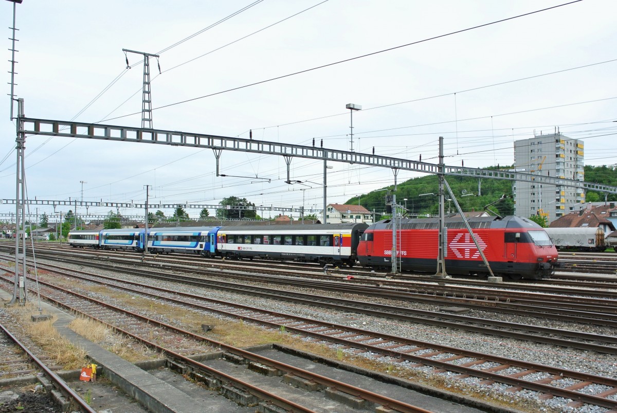 Eine abgestellte Messzugkomposition in Solothurn: Re 460 001-1, SBB A EWIV 50 85 10-95 127-2, die beiden ungarischen Wagen 61 55 20-91 400-8 und  401-6 sowie der SBB A EWIV 50 85 10-95 094-4, 20.05.2014.