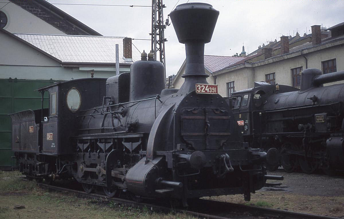 Eine der ältesten ausgestellten Dampfloks am 1.9.1995 im Bahnhof Prag Masarykovo
war diese 324391 Schlepptenderlok aus der K&K Ära.