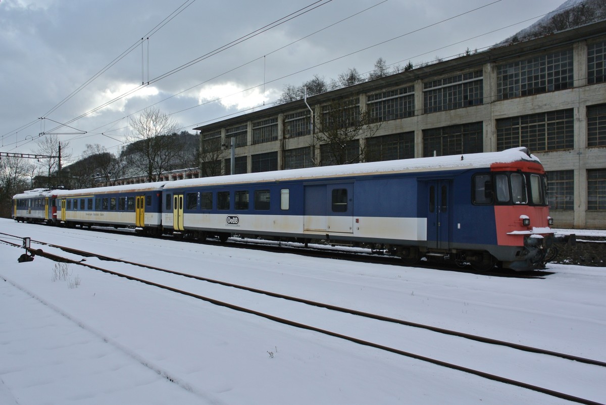 Eine ra ist nun endgltig zu Ende; der letzte noch im Personenverkehr eingesetzte RBe wurde per Fahrplanwechsel ausrangiert und abgestellt. Bei der SBB verkehrten sie bereits seit 2014 nicht mehr, nun, nur ein Jahr spter, hat auch die OeBB ihren Pendel ausgemustert. Der 2. vorhandene Triebwagen wird noch fr Gterzge gebraucht, der Pendel im Bild wartet jedoch auf sein weiteres Schicksal:
BDt EWI 905 (ex. SBB 50 85 82-33 977-8), AB EWII 505 (ex. SBB 50 85 39-35 033-2) und RBe 205 (ex. SBB RBe 540 019-7) stehen abgestellt in Klus, 17.01.2016.