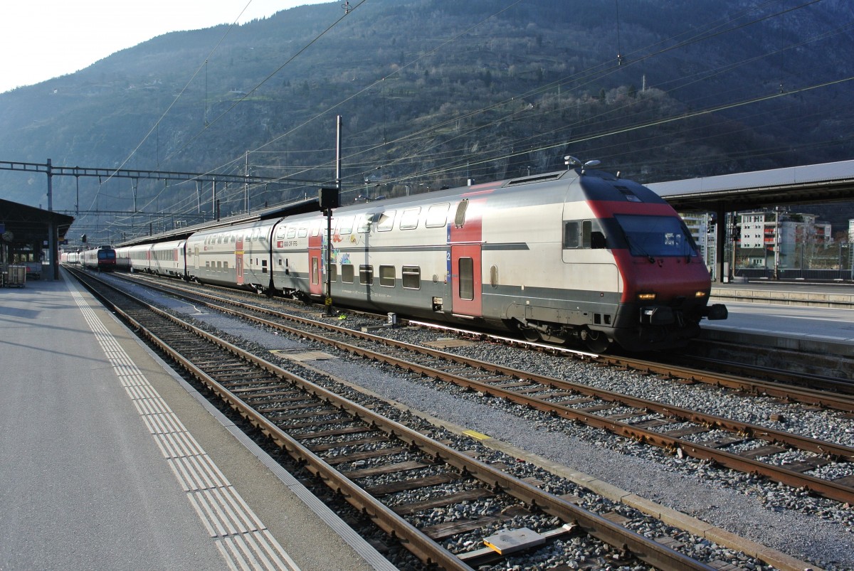 Eine usserst seltene Kombination verkehrte heute in den Zgen 1075/1080. Ein EWIV Pendel wurde mittels eines IC2000 Modul verstrkt; IC 1075 bei Einfahrt in Brig; Bt Dosto 50 85 26-94 920-3 und AD 50 85 86-94 025-8 vor dem 9-Wagen EWIV Pendel, 13.03.2015.