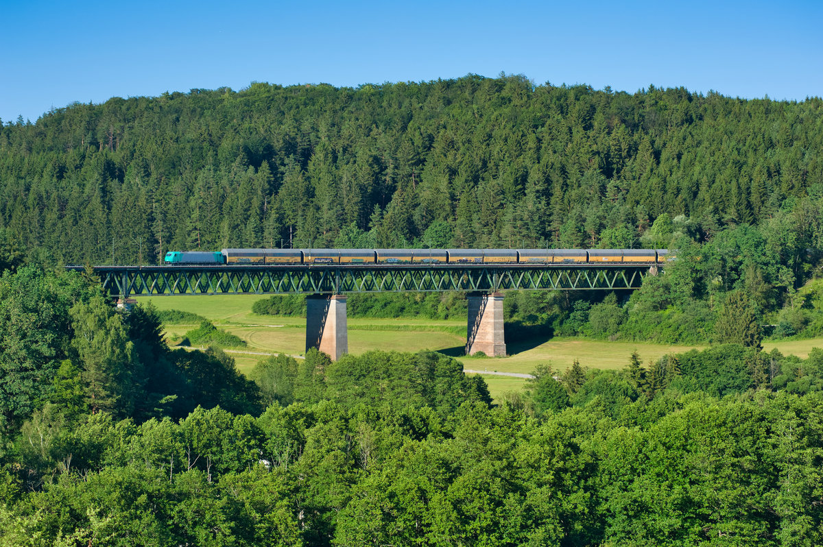Eine akiem 185 mit einem ARS-Altmann Autotransportzug bei Deining Richtung Nürnberg, 27.06.2019