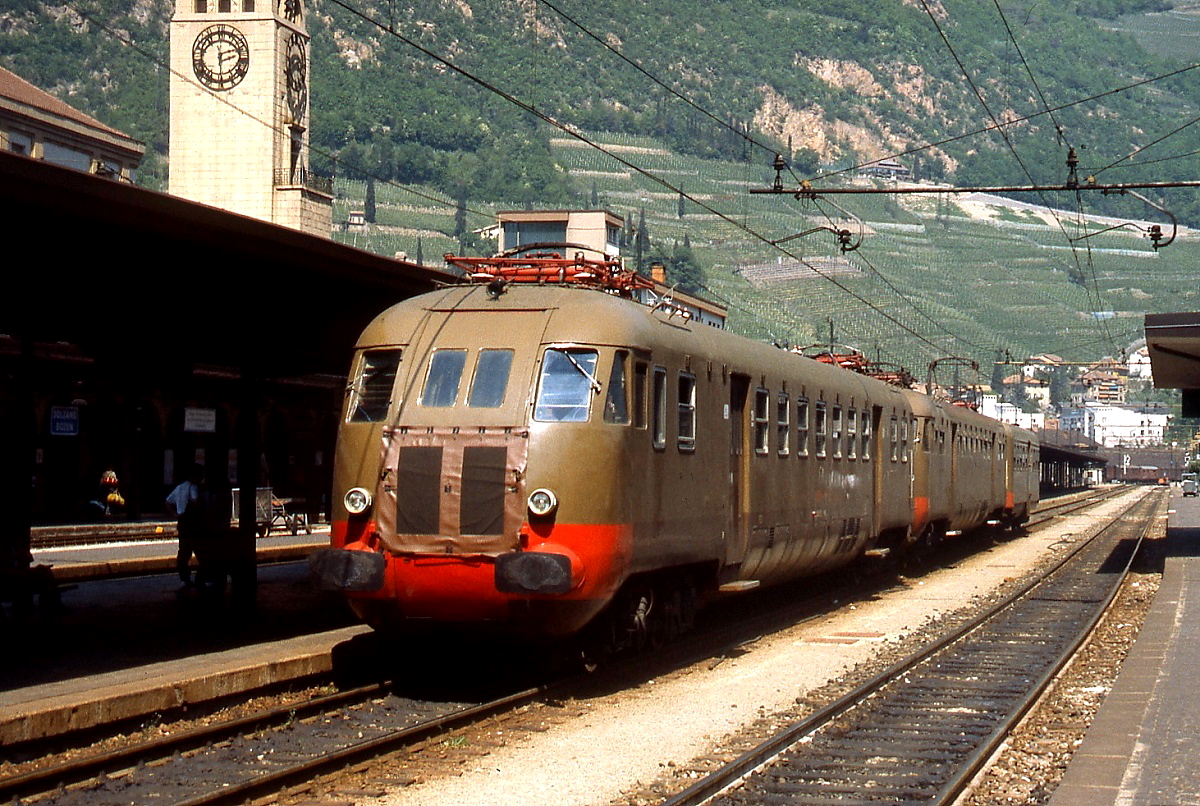 Eine ALe 840-Doppeltraktion steht abfahrbereit im Bahnhof Bozen (Frühjahr 1985). Die am Frontübergang angebrachte Verkleidung sollte den Triebwagen  winterfest  machen.