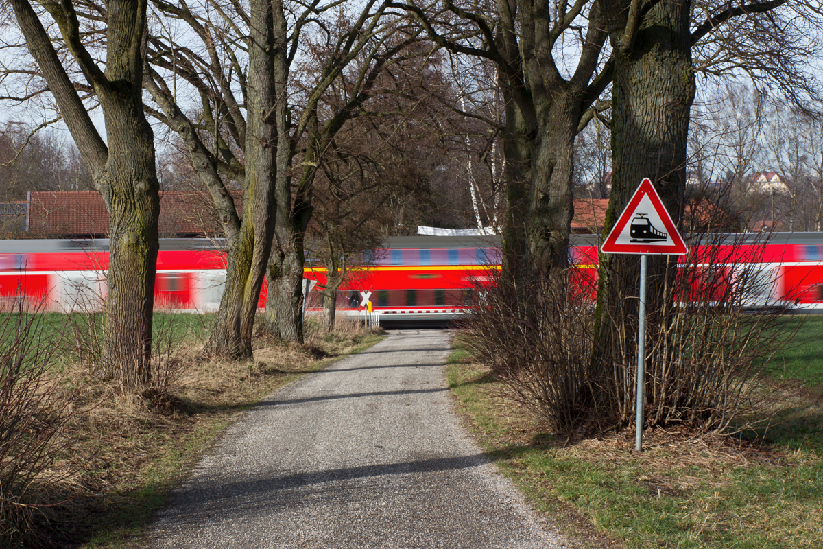 Eine Allee samt Bahnübergang am Rande von Dorfen bot mir am 06.02.16 ein Motiv, um die Durchfahrt eines Doppelstockzuges von Mühldorf nach München im Bild festzuhalten.