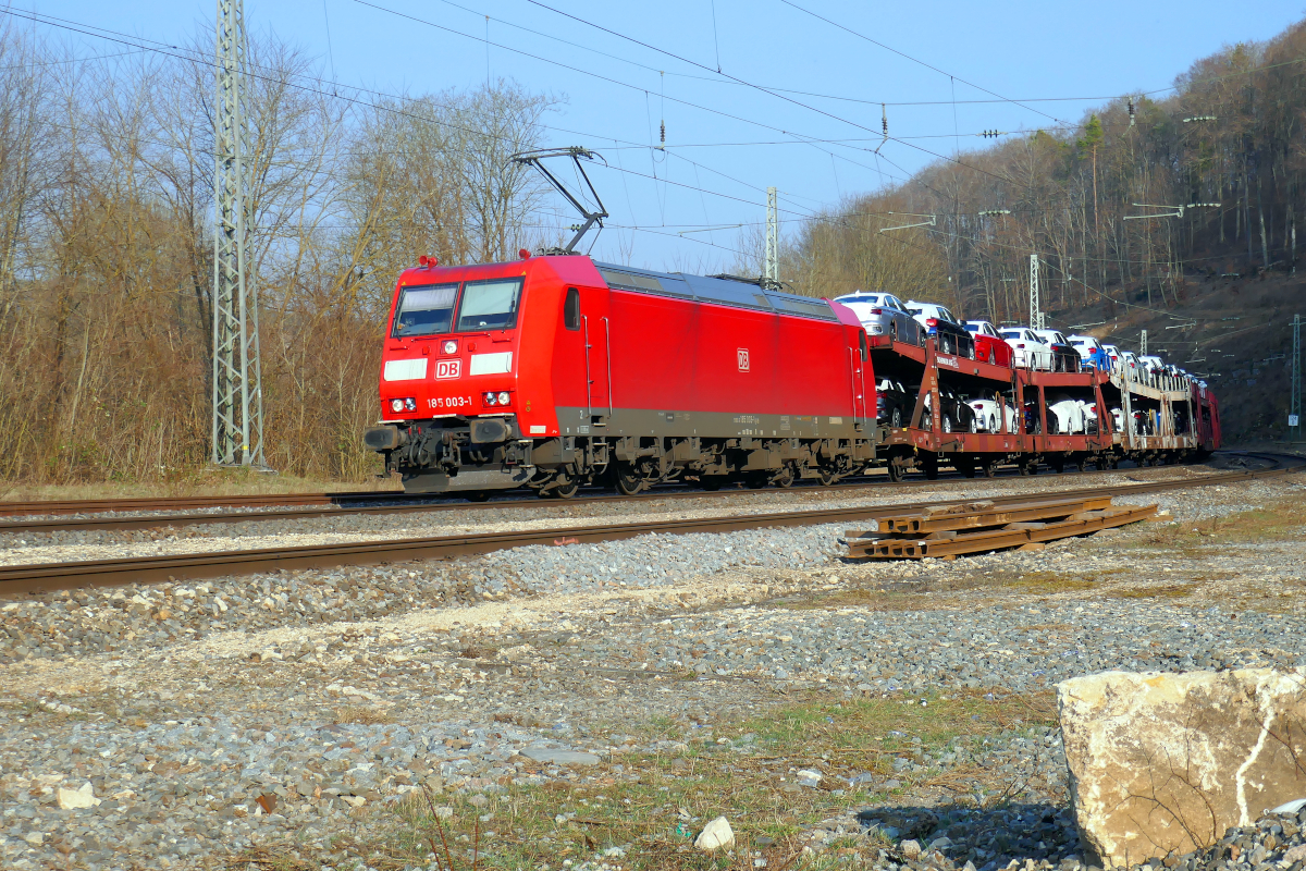 Eine der allerersten  Traxx AC1/2 , die 185 003 der DB Cargo, durchfährt den Bahnhof Solnhofen im Altmühltal mit einem Güterzug aus Richtung Ingolstadt. Freitag, 25. März 2022