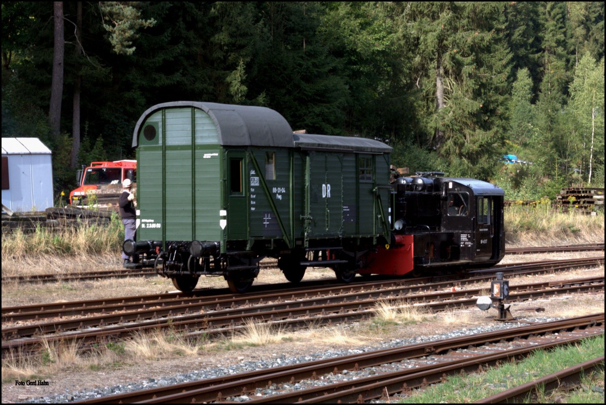Eine als Kö 4017 bezeichnete Köf rangierte am 25.9.2015 für Fotografen im Bahnhof Wilzschhaus (Schönheide Süd)u. a. einen wunderschön restaurierten Pwg.