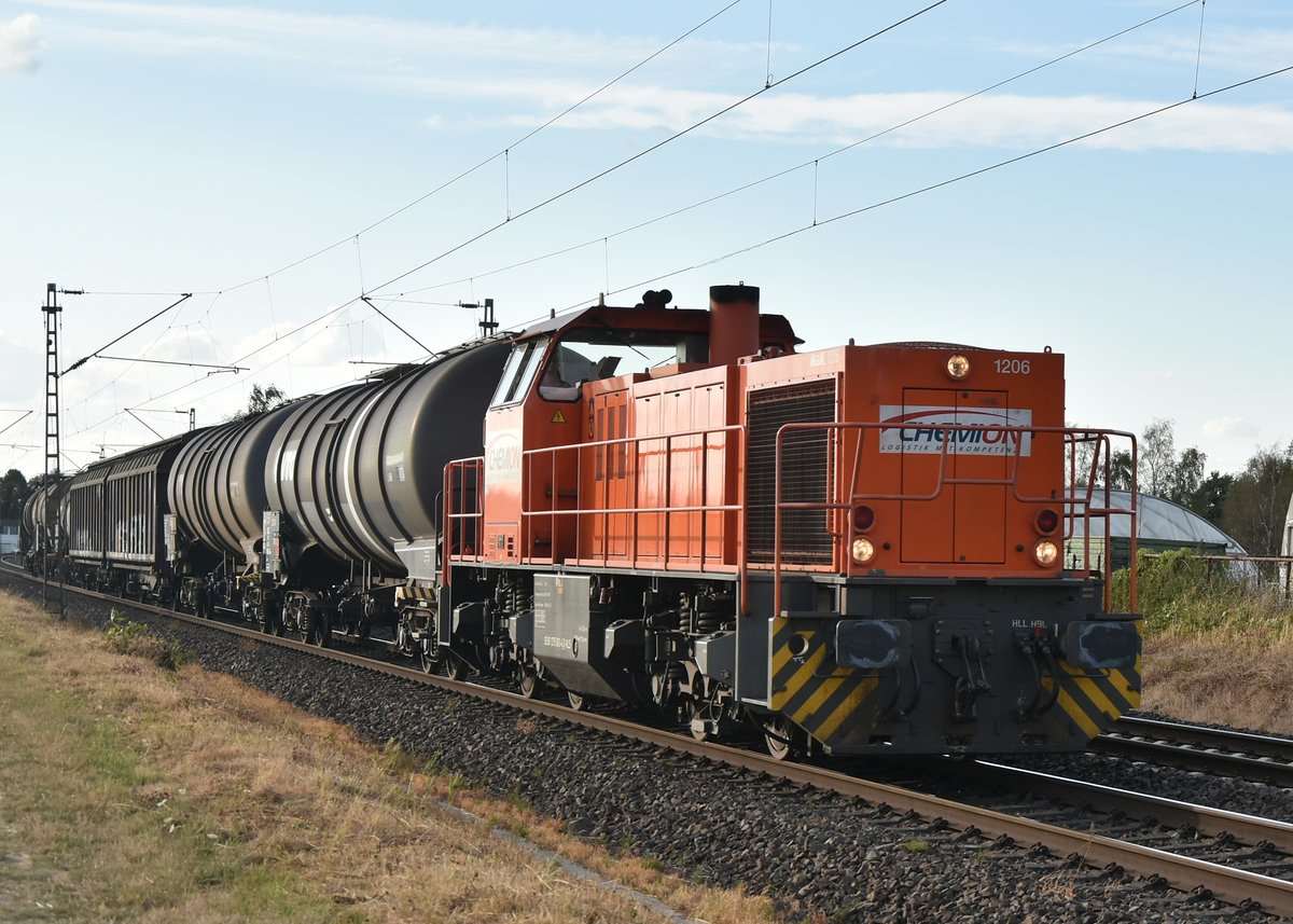 Eine Alstom MAK 1206 für Chemion fahrend kommt mir am Freitagabend mit eine kleinen Mischer, wohl aus dem Chemiepark in Krefeld Uerdingen, bei Kaarst Broicherseite vor die Linse gefahren. 10.8.2018