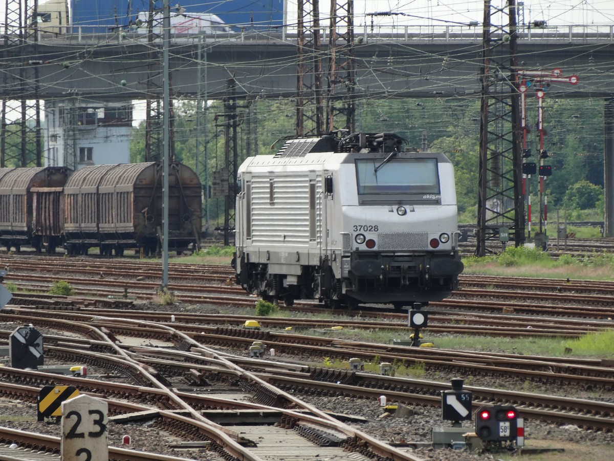 Eine Alstom Prima von Akiem S.A.S. steht am 06.05.14 in Hanau Hbf vom Bahnsteig aus Fotografiert  