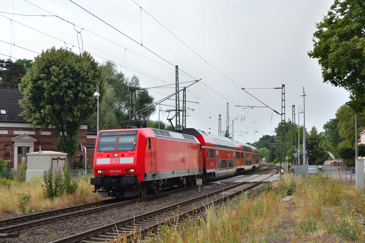 Eine alte Bekannte aus NRW. 146 024 zog am 22.7.18 den RE20 nach Uelzen. Hier fährt sie gerade in Wolmirstedt ein.

Wolmirstedt 22.07.2018