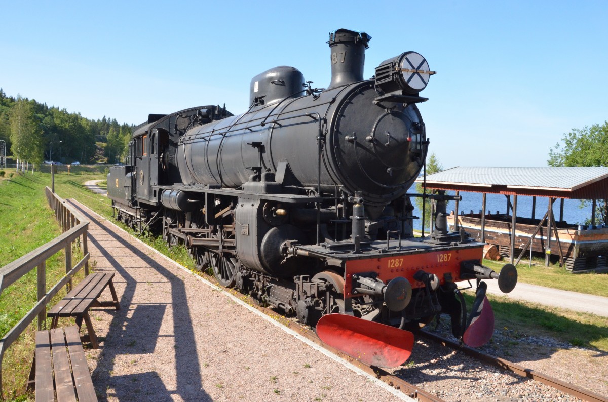 Eine alte Dampflok  SJ  1285  am alten Bahnhof Svartvik nedre. Am 11.07.2014