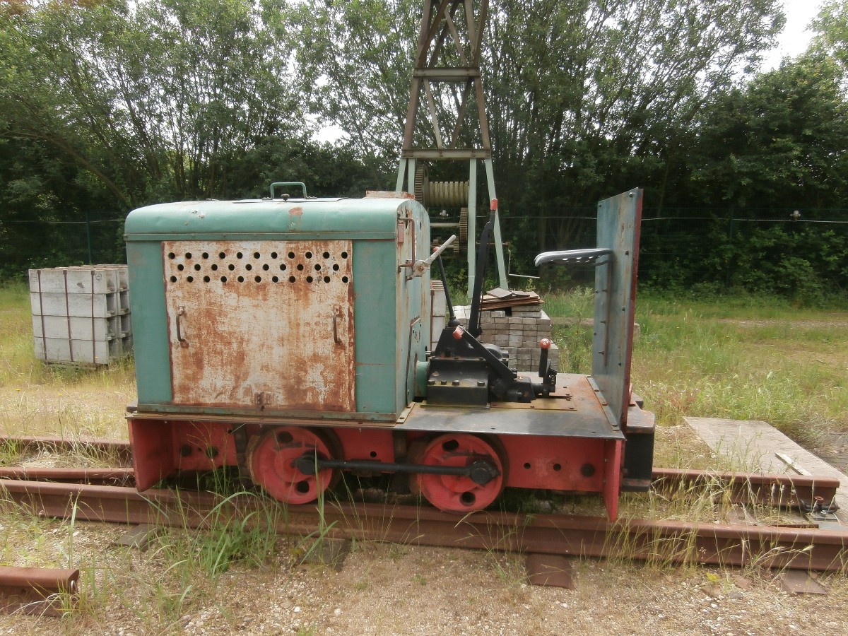 Eine alte Henschel Diesellok steht vor der noch im Bau befindenden Werkshalle im Feldbahn Museum Oekoven.

Hersteller: Henschel 	
Fabriknummer: 1989 	
Baujahr: 1947 	
Achsformel, Bauart: B-dm 	
Motor: K 22 	13 - 15 PS
Geschwindigkeit: 13 km/h
Gewicht: 3,2 t
Länge: 	2470 mm
Breite: 1200 mm
Höhe über SO: 1450 mm

Seit dem 14.05.1983 in Oekoven beheimatet.

Oekoven 01.06.2014 	
