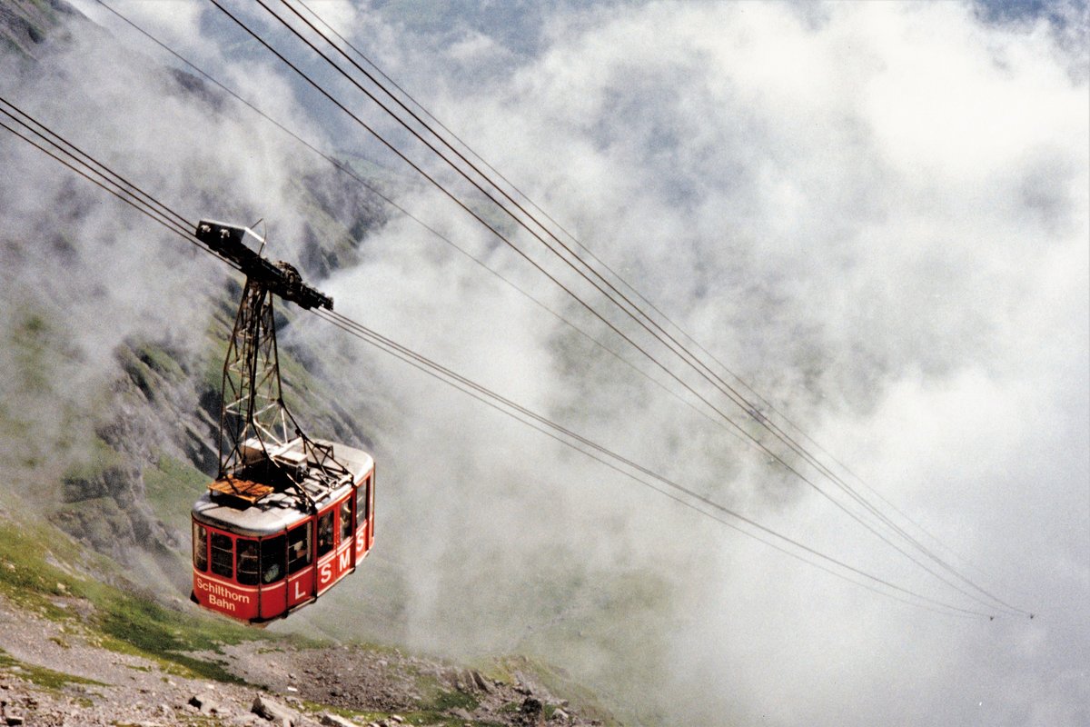 Eine alte Kabine der Schilthornbahn kommt am Endstation Schilthorn an, auf 2970 m.ü.M. (Ersatz der Kabinen im Jahr 1995) - 22.08.1992