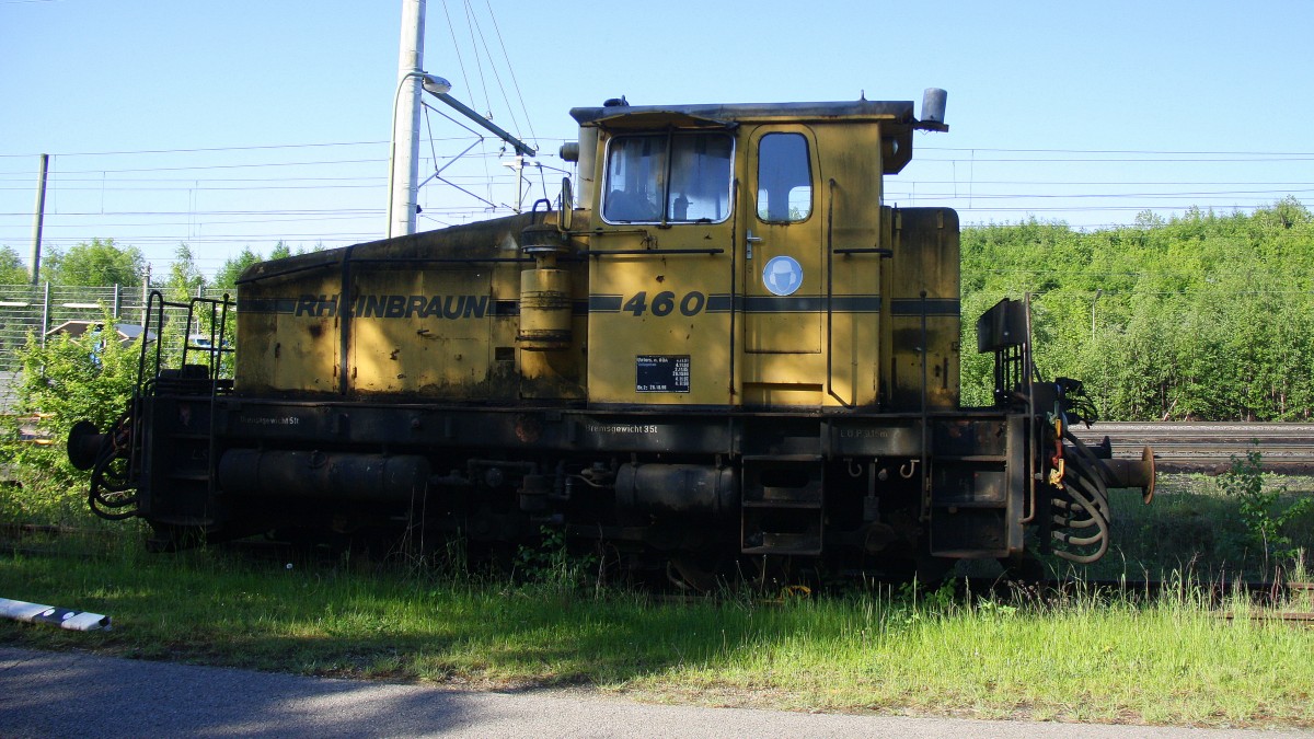 Eine alte rangierlok 460 von Rheinbraun steht in Bergheim bei schönem Sonnenschein am 3.5.2014.