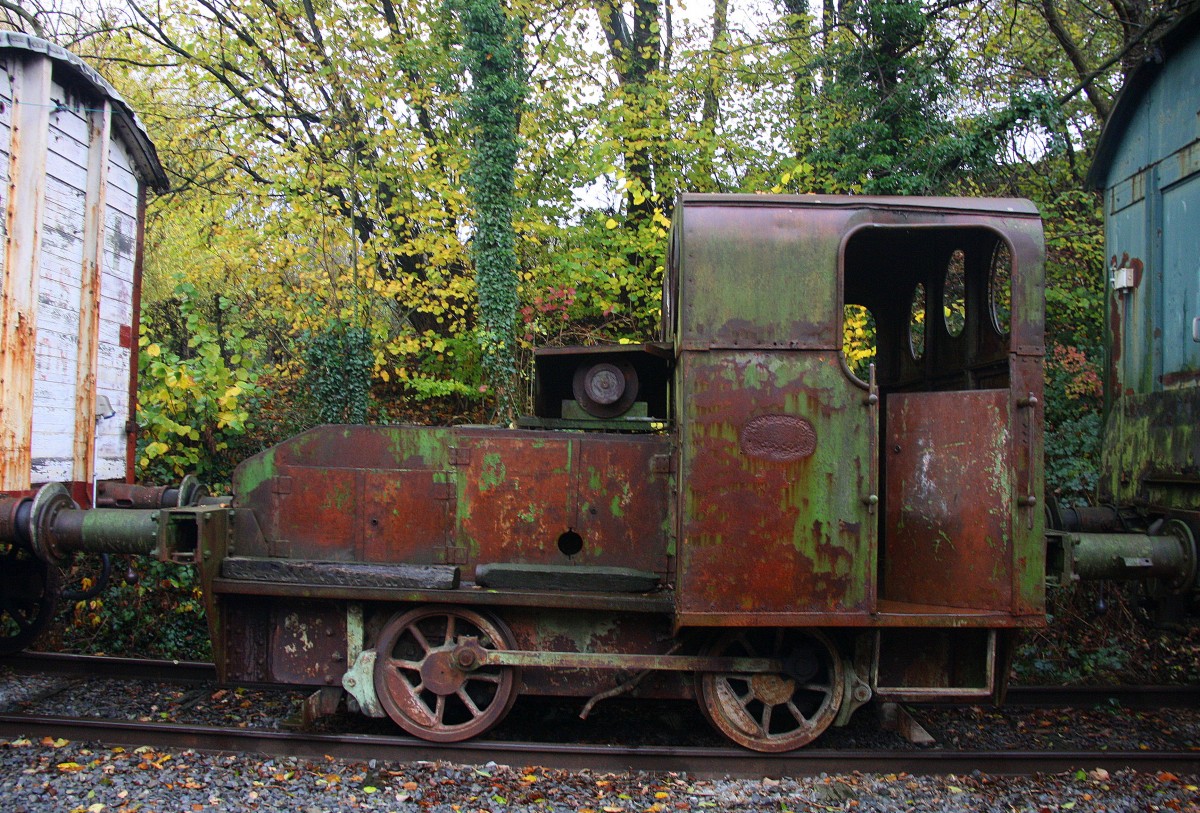 Eine alte rangierlok steht abgestellt in Hombourg(B) bei regnerischen Novemberwetter am Nachmittag vom 16.11.2014. 