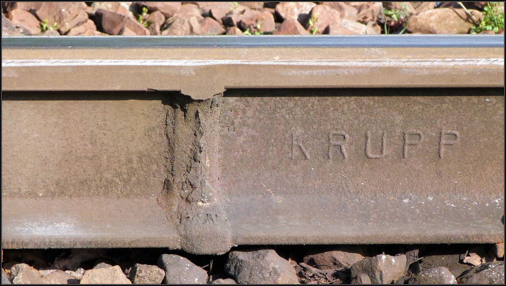 Eine alte Schweißnaht am Schienenstrang der Montzenroute unweit von Aachen. Die Aufnahme datiert vom 06.April 2016.