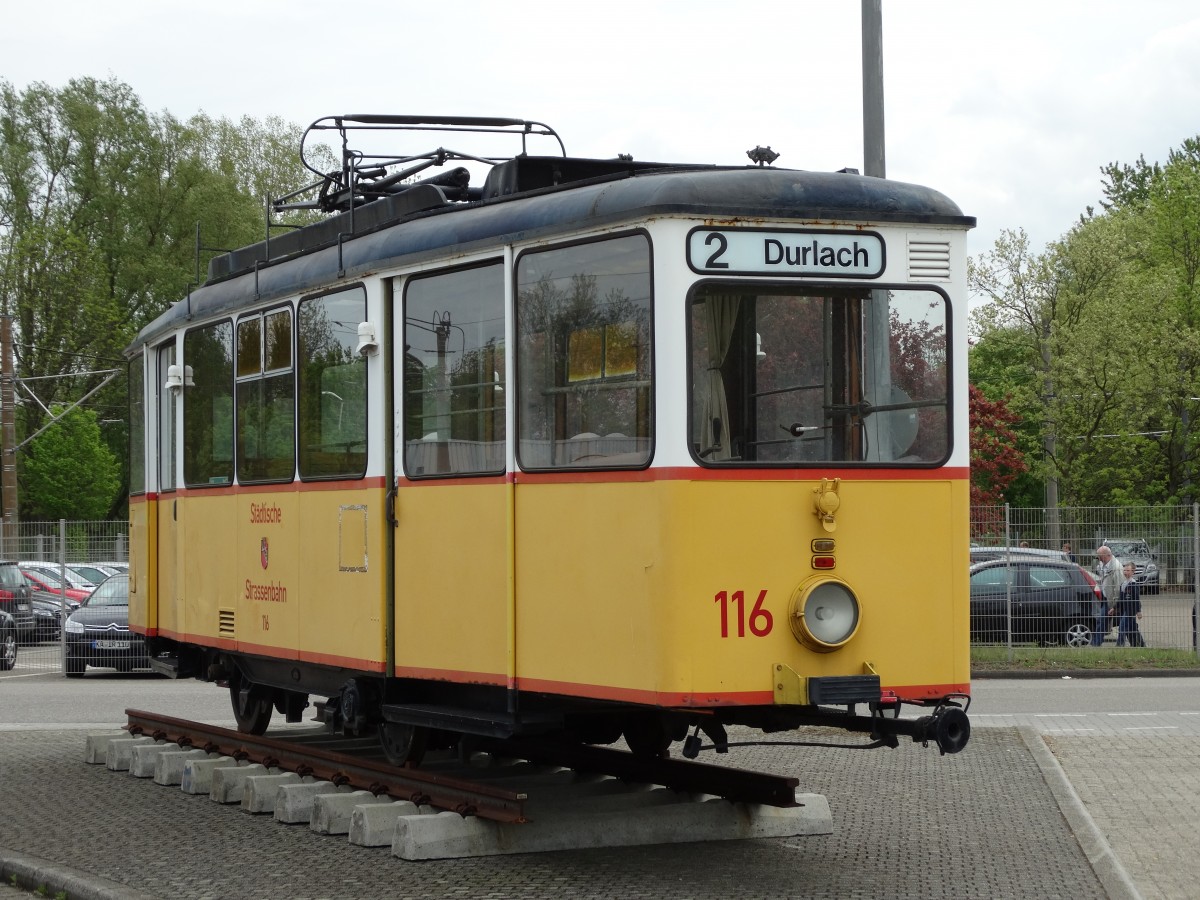 Eine alte VBK Tram steht in Karlsruhe Betriebshof West beim Tag der Offenen Tür bei der VBK am 25.04.15