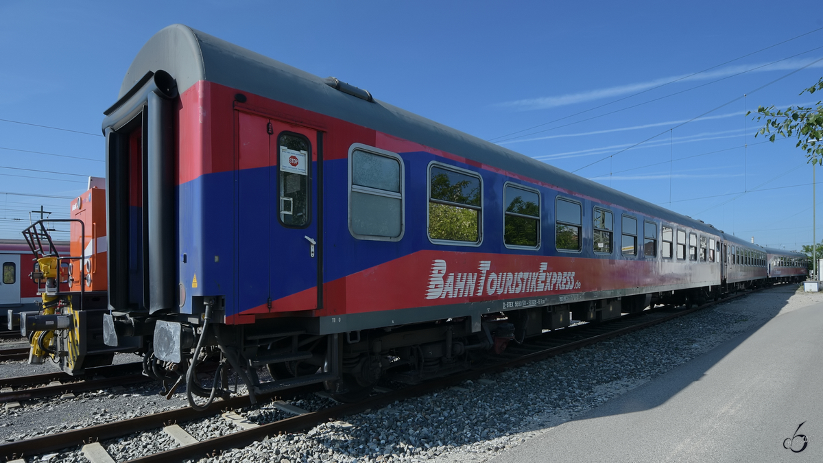 Eine am Hauptbahnhof Nürnberg abgestellte Sitzwagengarnitur der DDR-Bauart Halberstadt des  Bahntouristik-Express . (Mai 2017)