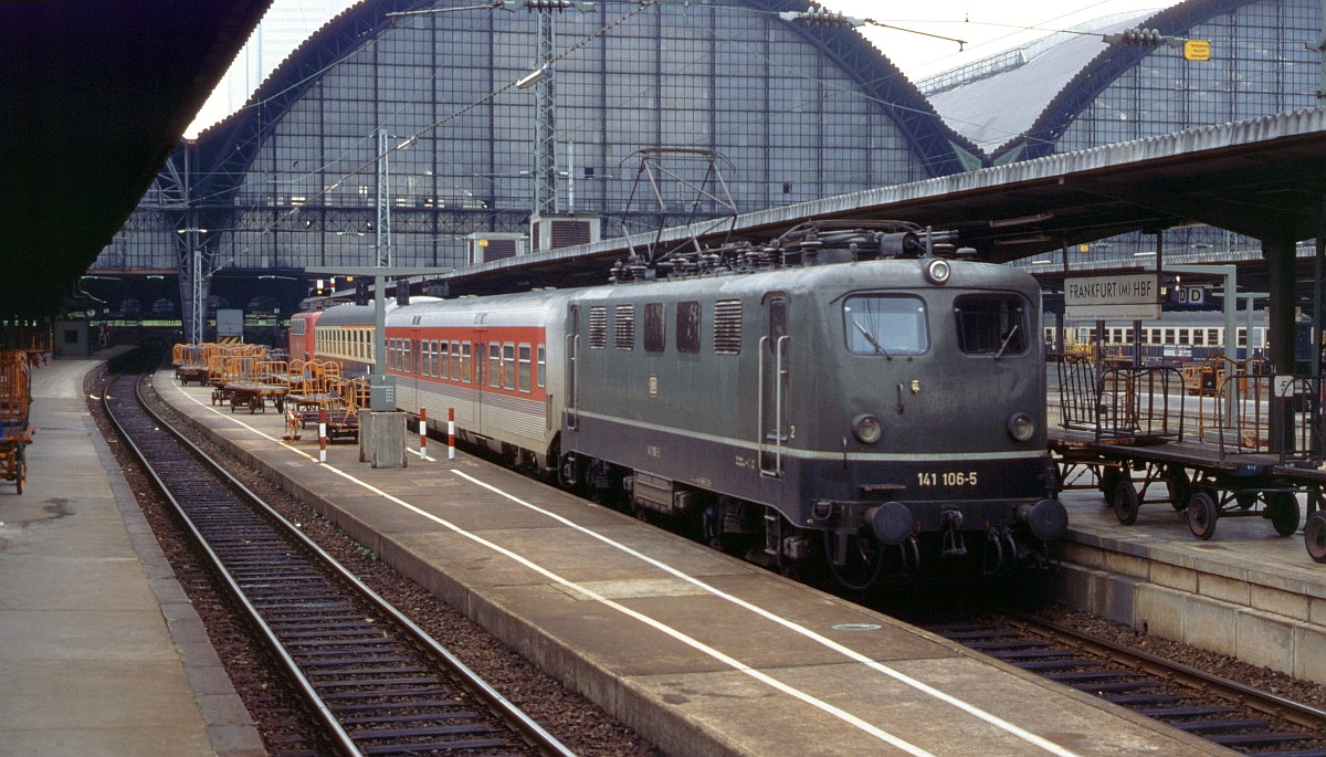 Eine andere Wiesbaden-City-Variante. Frankfurt (Main) Hbf, September 1993.