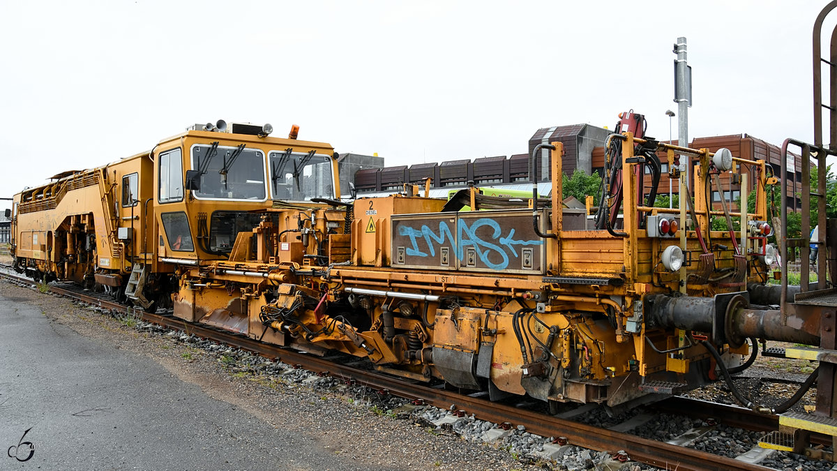 Eine Anfang Juni 2018 in Aalborg abgestellten Stopfmaschine COM 543 (99 86 9122 543-2).