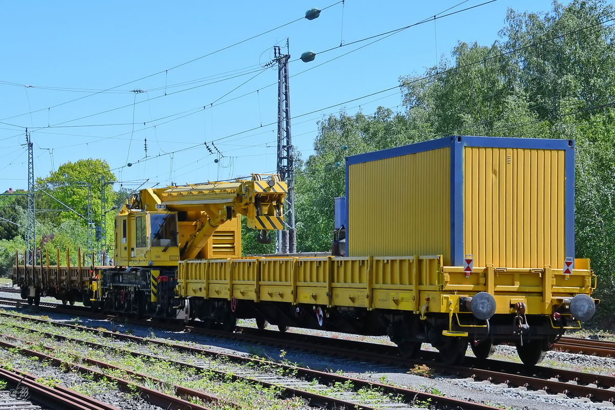 Eine Anfang Mai 2020 in Hattingen abgestellte Kirow-Eisenbahndrehkrangarnitur.