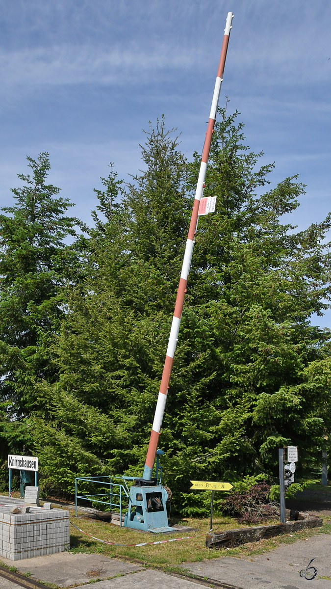 Eine Anrufschranke in  Knirpshausen , so gesehen Mitte Juni 2020 auf dem Gelände des Lokschuppen Pomerania Pasewalk.