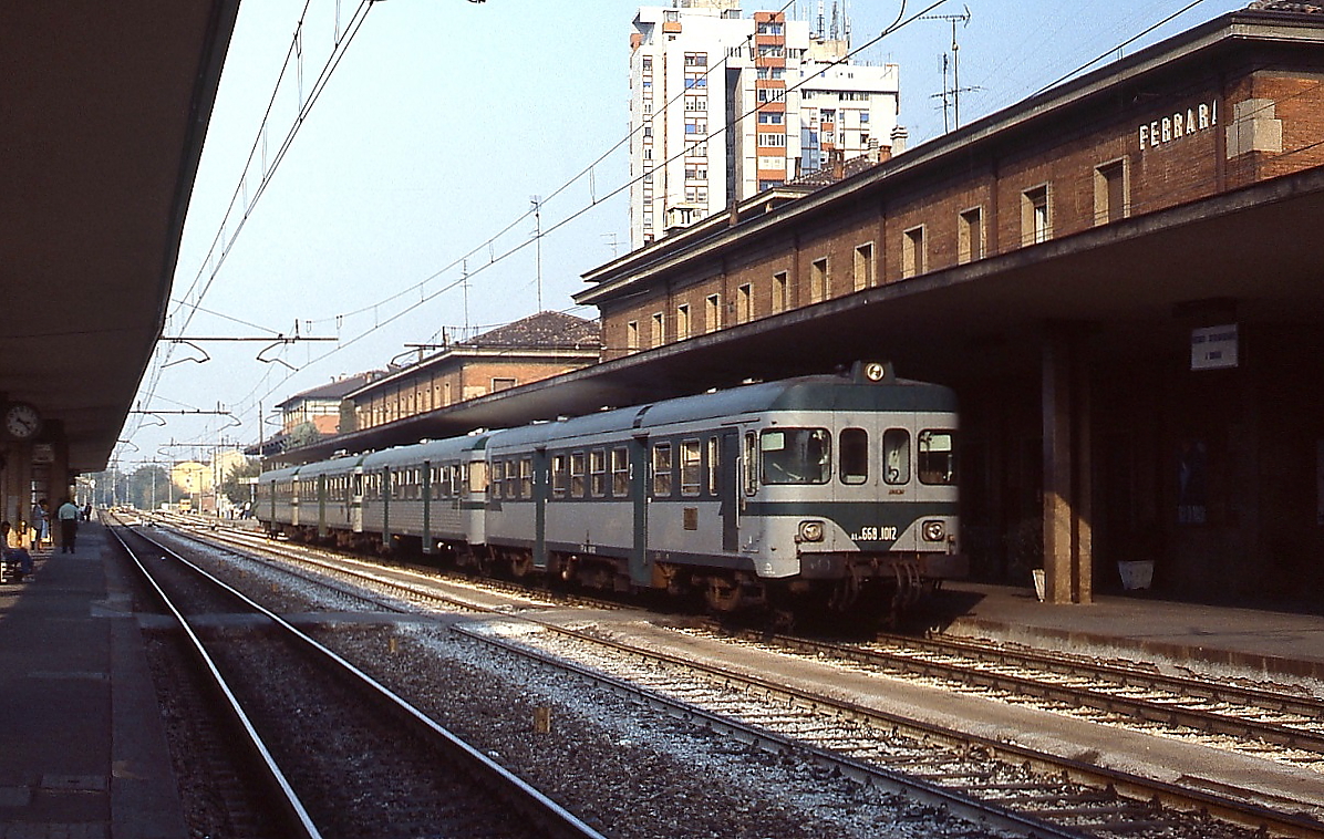 Eine artreine ALn 668-Garnitur der Ferrovie Padana mit ALn 668 1012 an der Spitze ist im September 1986 in Ferrara eingetroffen