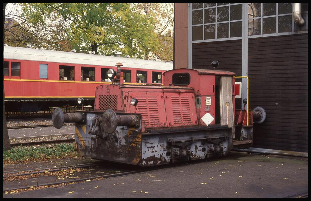 Eine auf Normalspur umgebaute Feldbahnlok im DDM Neuenmarkt Wirsberg am 16.10.1993!