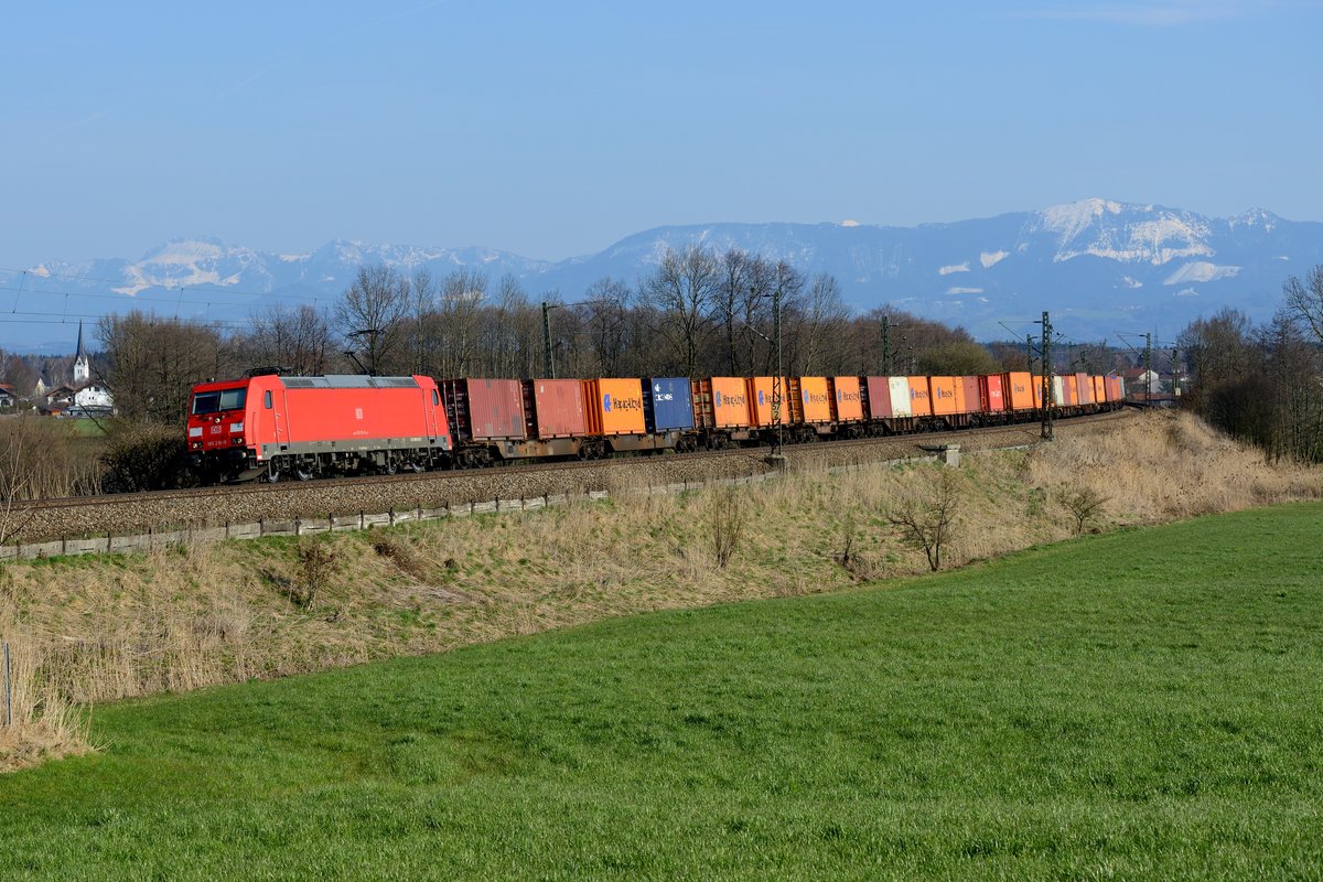 Eine Aufnahme des Containerzuges KT 41814 von Salzburg Gnigl nach Alte Süderelbe am Motivklassiker bei Rann stand schon lange auf meiner  to do  Liste. Am 08. April 2015 hat es nun geklappt, die Zuglok 185 216 war sauber und der Zug voll und bunt beladen.
 