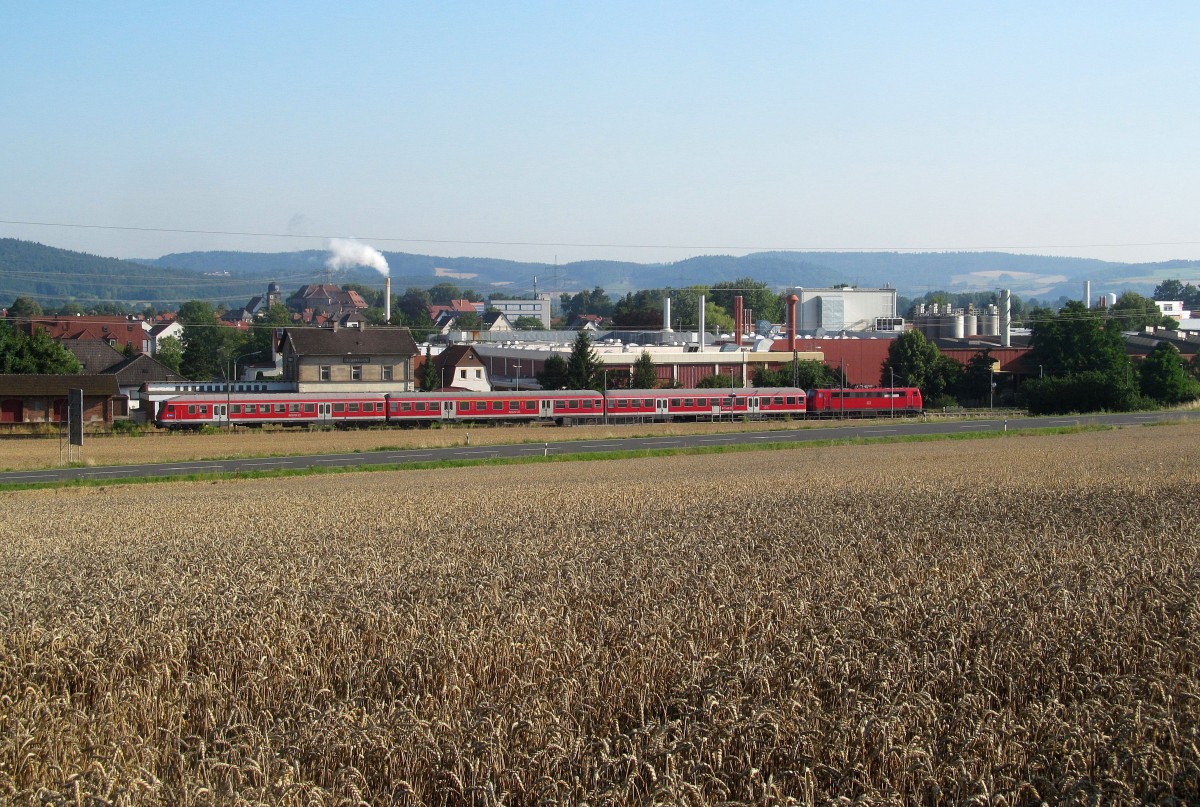 Eine aus drei n-Wagen und 111 184-8 gebildete Regionalbahn von Kronach nach Bamberg steht am 18. Juli 2014 im Haltepunkt Redwitz (Rodach).