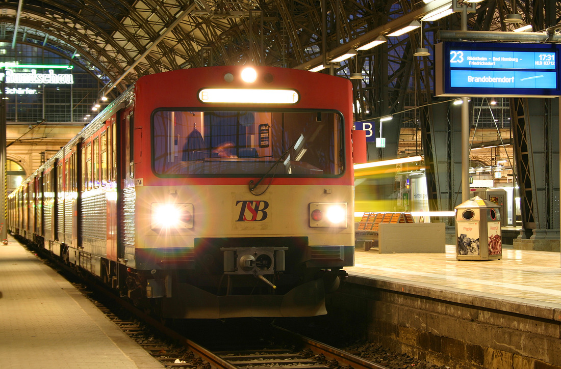 Eine aus drei VT2E (Fahrzeugnummern unbekannt) gebildeter Zug der Taunusbahn wurde im Frankfurter Hauptbahnhof vor der Abfahrt noch fotografiert.
Der Zug fuhr unter der Zugnummer 83712 nach Brandoberndorf.
Aufgenommen am 4. Januar 2007.
