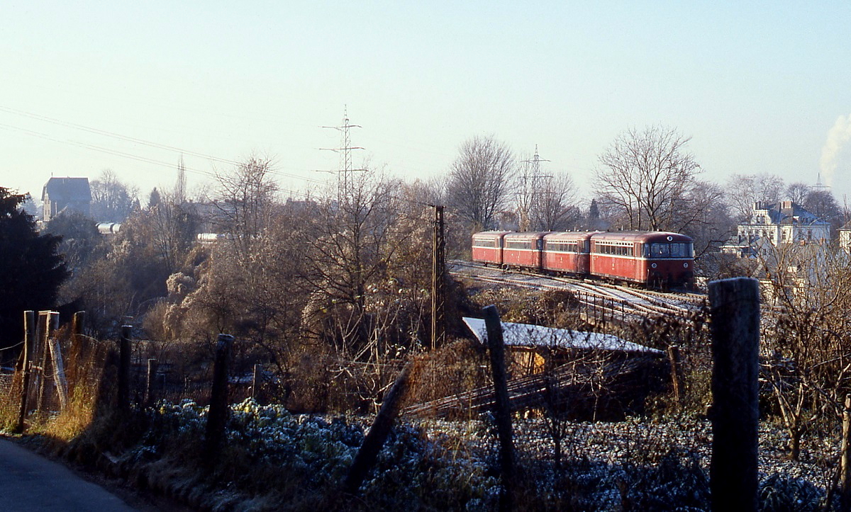 Eine aus Siershahn kommende vierteilige 798/998-Garnitur verläßt im November 1988 den links im Hintergrund sichtbaren Bahnhof Bendorf-Sayn in Richtung Engers. Knapp ein halbes Jahr später wurde der Personenverkehr auf der Brexbachtalbahn eingestellt.