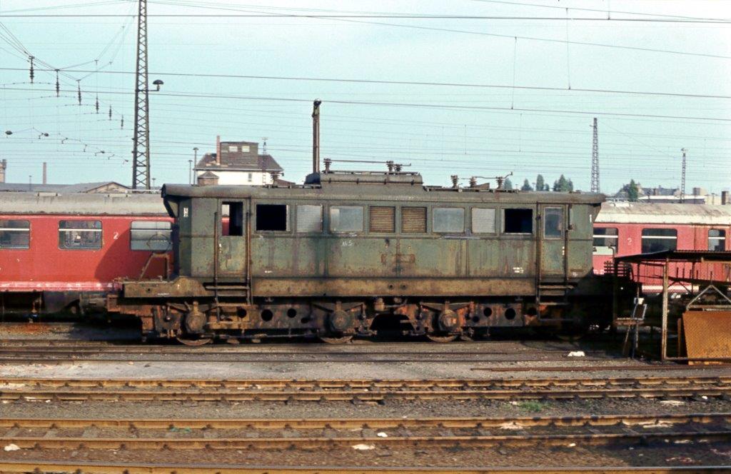 Eine ausgediente DR E44 und der dahinterstehende DR ET 25 201, am 08.05.1981 im Bw Halle G. Das Foto stammt von meinem verstorbenen Freund Klaus Pollmächer.