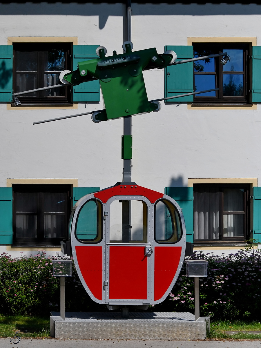 Eine ausgediente Gondel der Kampenwandbahn war Mitte August 2020 im Hafen von Prien am Chiemsee zu sehen.