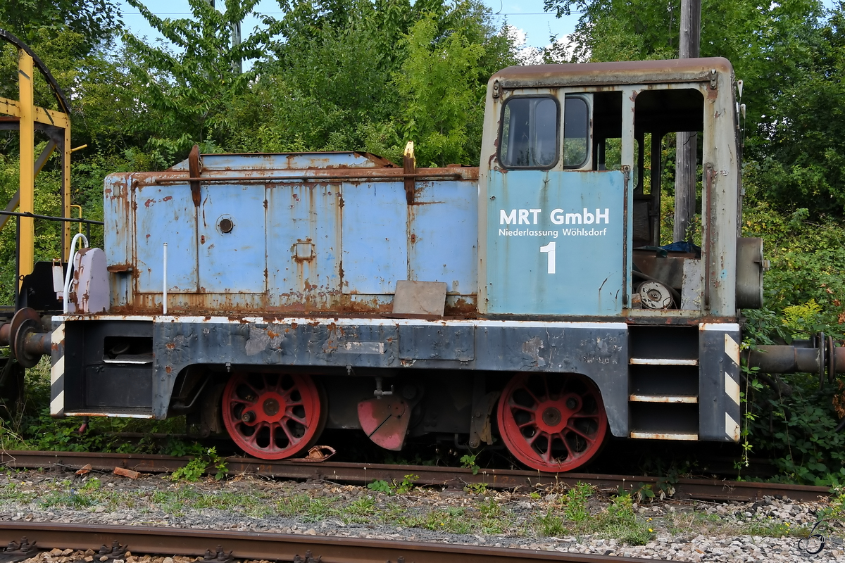 Eine ausgediente V22 steht mit einigen Wagen in der Ecke rum. (Weimar, August 2018)