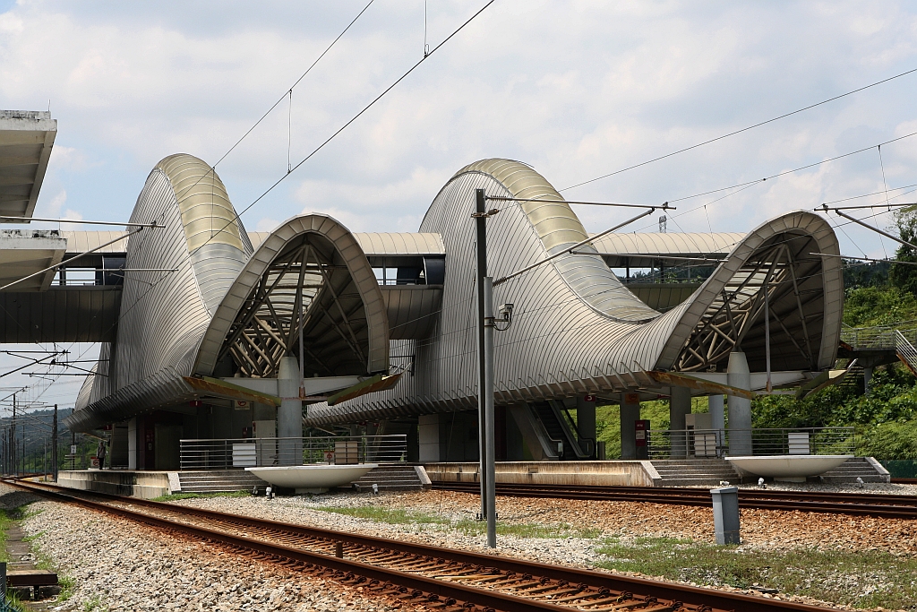 Eine außergewöhnliche Architektur zeigt die Stesen Salak Tinggi. Bild vom 04.April 2023.